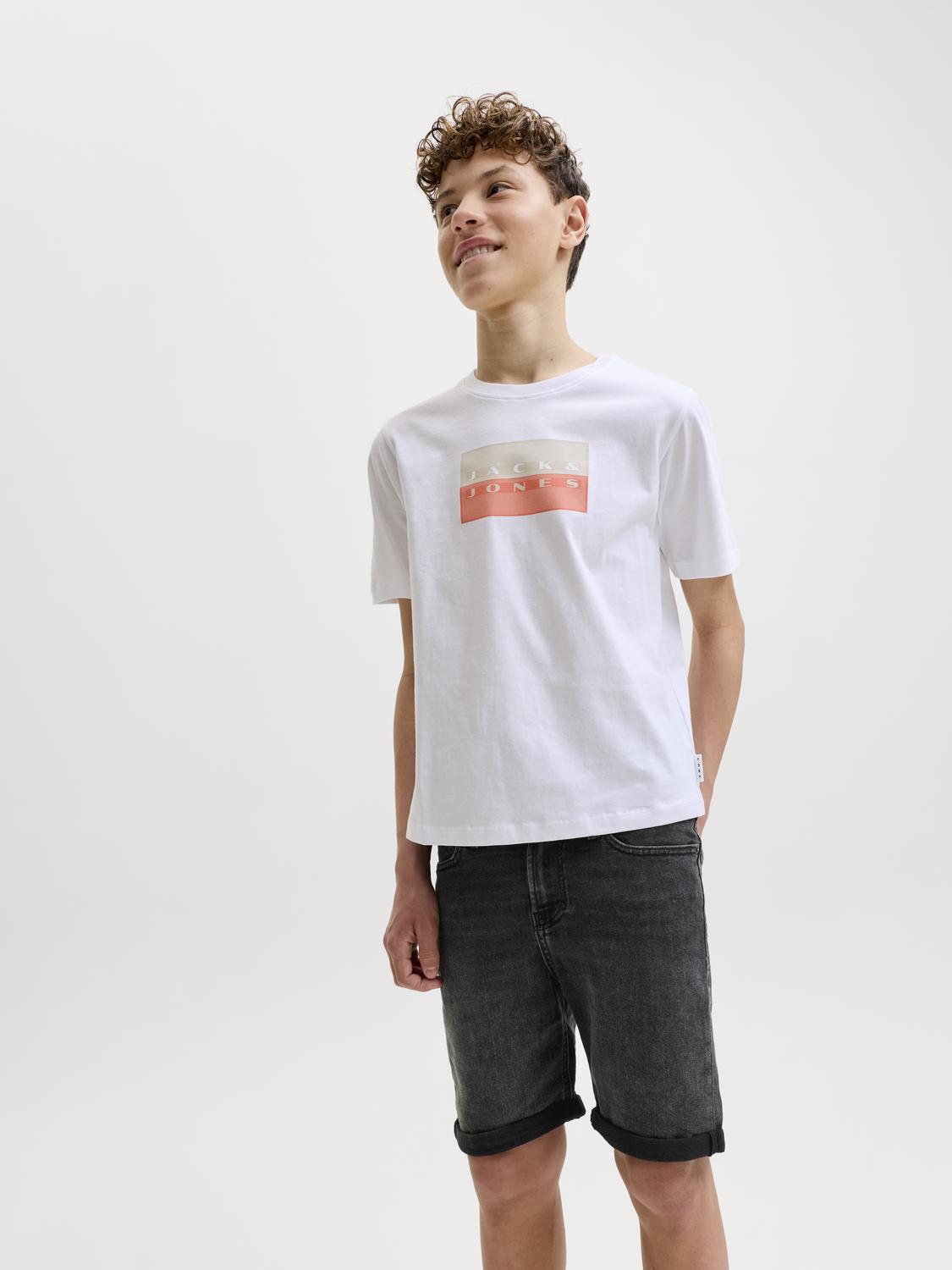 model_shot-creative